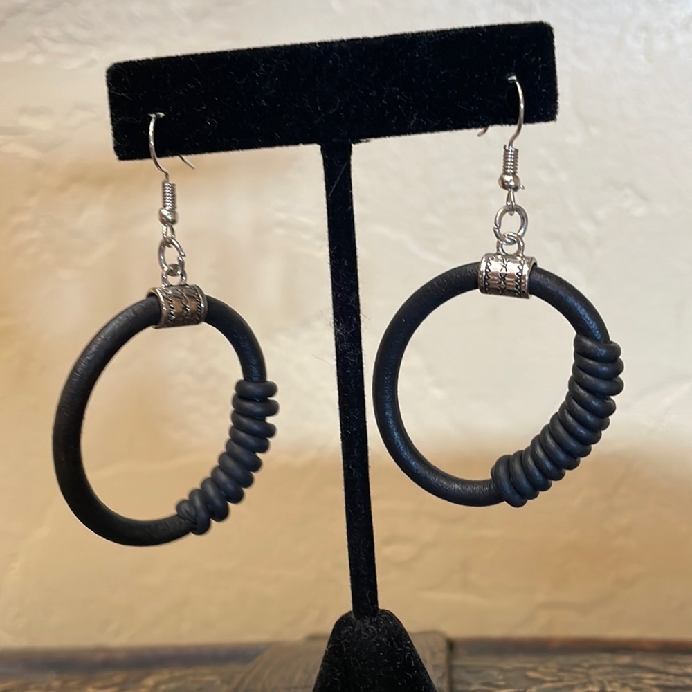 NWT Rubber Lightweight Hoop Earrings Black